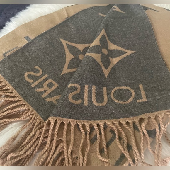 LOUIS VUITTON Reversible Cashmere Scarf - Picture 6 of 10